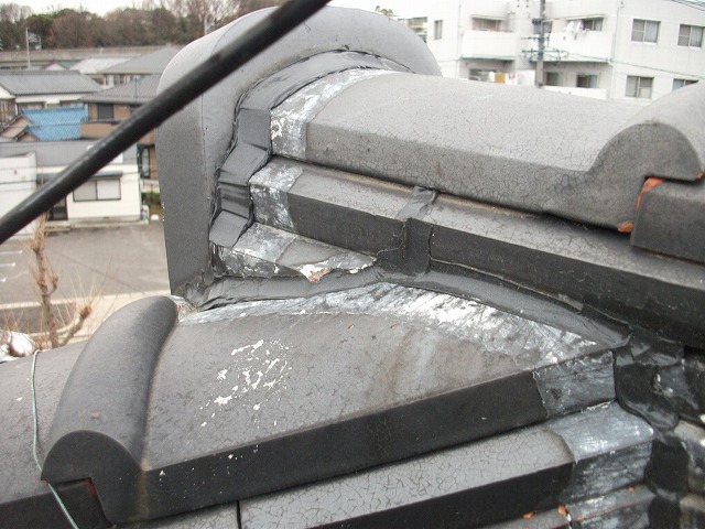 天白区の築35年が経過した瓦屋根の住宅にて漆喰工事と雨樋清掃、取り直し工事